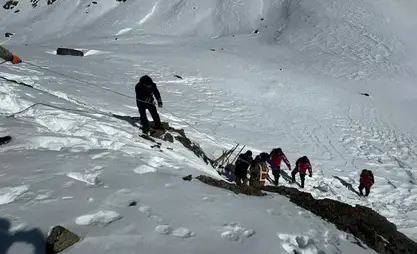 Kurtarma ekipleri, Ceti-Ögüz'deki bir buzuldan yaralı bir Rus kadını kurtardı