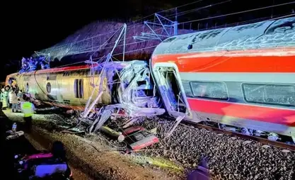 İspanya'da iki hızlı tren raydan çıktı