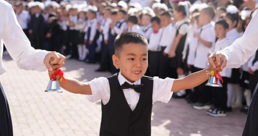 Bişkek okullarında 27.000'den fazla birinci sınıf öğrencisi yeni eğitim yılına başladı