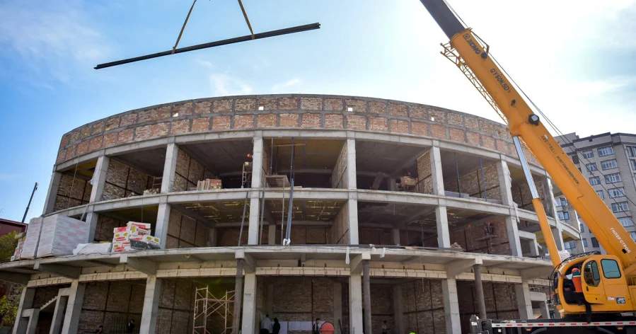 Bişkek Belediye Başkanı, Bişkek'teki yeni kültür merkezinin sakinlerin erişimine açılması emrini ve…