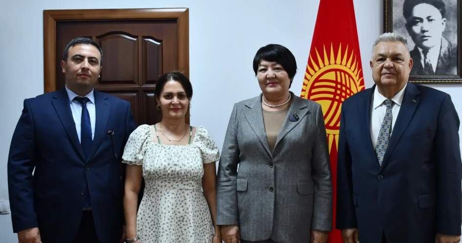 Kırgızistan'da iki okulda Azerbaycan dili öğretilecek