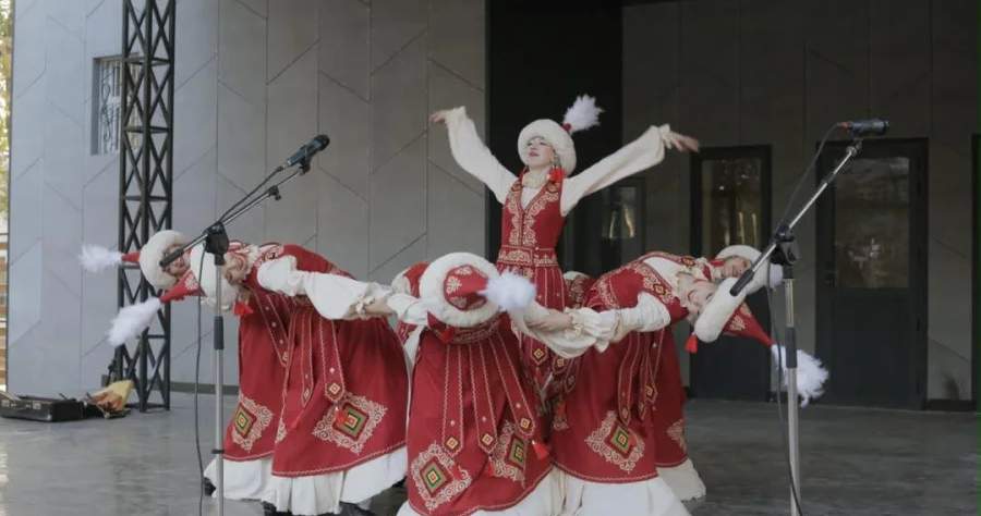 Panfilov parkı'ndaki yeni amfitiyatro ilk müzik gecesine ev sahipliği yaptı