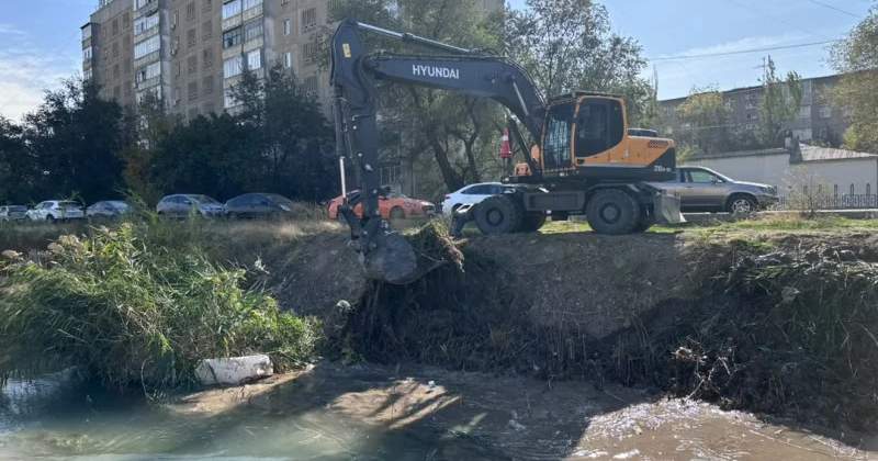Bişkek'te Doğu Büyük Çüy Kanalı'nın bir bölümü temizleniyor