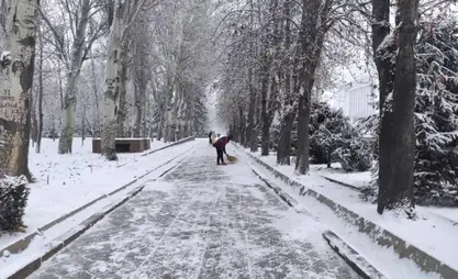 Bişkek'te yıl başından bu yana buzlu yol koşulları nedeniyle yaklaşık 300 kişi yaralandı
