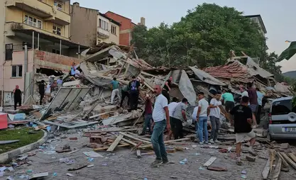Türkiye'de deprem sonrası 16 bina çöktü