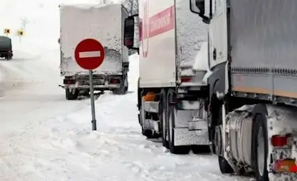 Yoğun kar yağışı nedeniyle Töö-Aşuu geçidi kamyon trafiğine kapatıldı