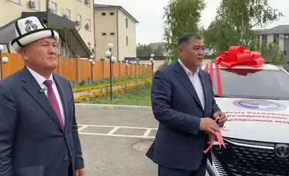Oş Belediye Başkanı'na Sadır Caparov adına araba takdim edildi