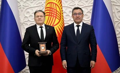 Sadır Caparov, Rosatom Devlet Şirketi Genel Müdürü Alexey Likhachev'e Dostuk Nişanı'nı takdim etti