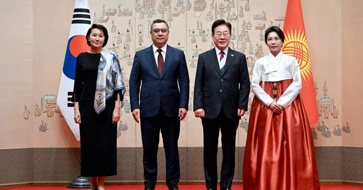 Sadır Caparov, Seul'deki Cheong Wa Dae Devlet Konutu'na geldi