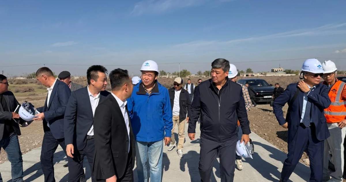 Bakıt Töröbaev, Deri İşleme Fabrikasının inşaatını denetledi