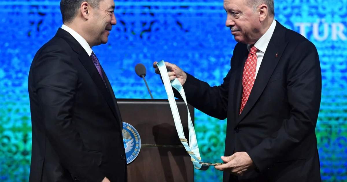 Sadır Caparov’a Türk Dünyası Ali Nişanı verildi