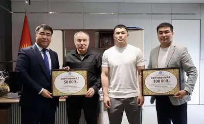 Oş Belediye Başkanı, Akcol Mahmudov'a 100.000 somluk sertifika takdim etti