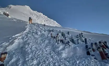 Yaklaşık bin kişi kar fırtınası nedeniyle Everest'te mahsur kaldı
