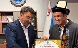 Oş Belediye Başkanı, Kırgız UFC dövüşçüsü Akbar Abdullaev'e nakit ödül takdim etti