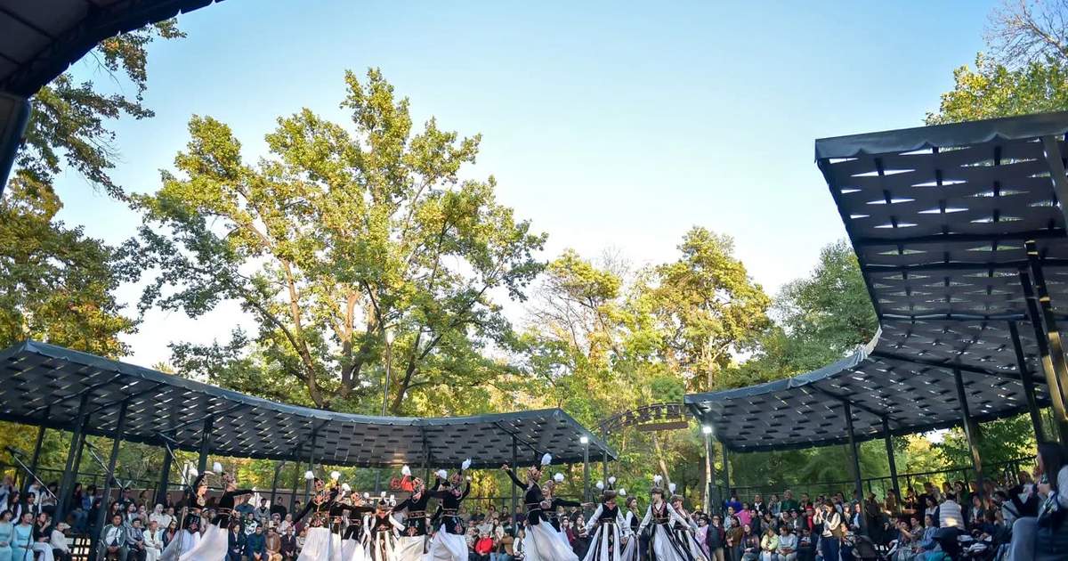 Bişkek'in Panfilov parkı'nda yeni bir amfi tiyatro açıldı