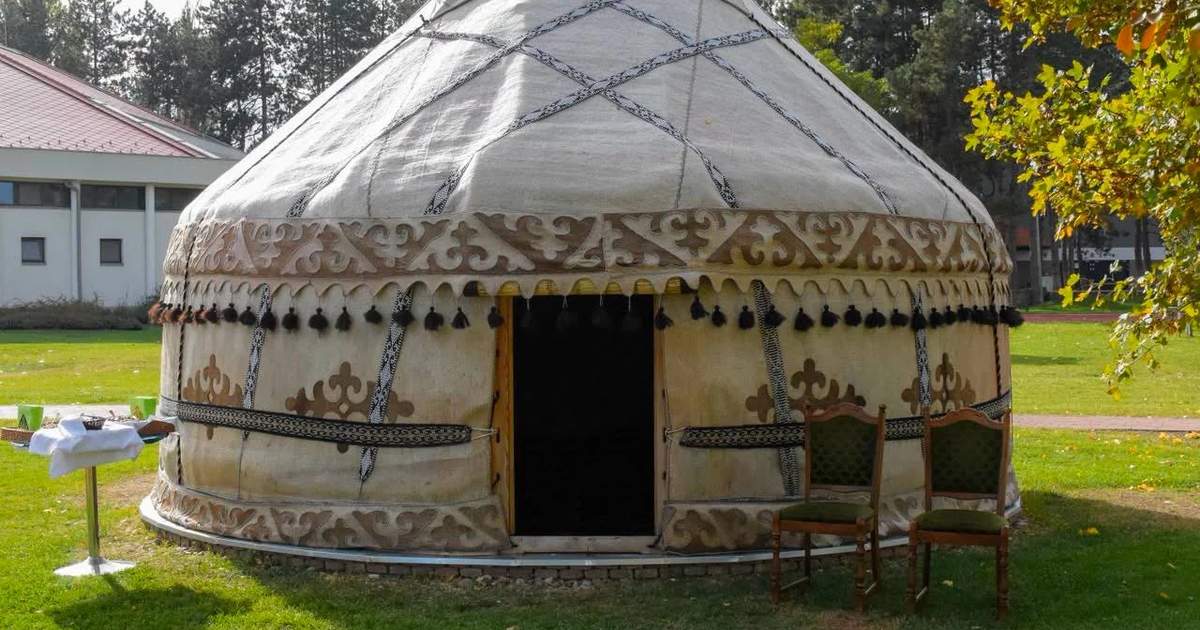 Macaristan'da Manas Tiyatrosu, Laki-Telek Akademisi'ne bir yurt bağışladı