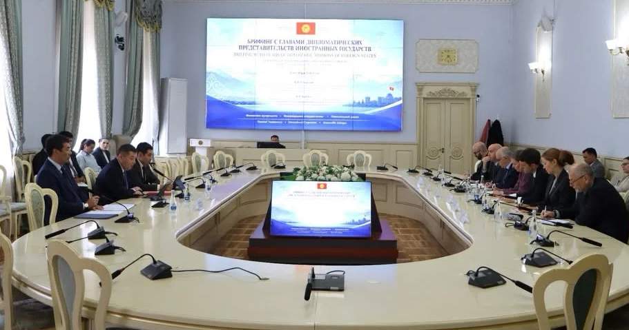 Diplomatlar, Kırgızistan'ın yaptırım risklerini azaltmaya yönelik önlemleri hakkında bilgilendirildi
