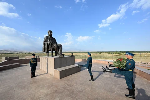 8_F3YQfcY.max-2560x1440.format-webp.jpegquality-90.webp