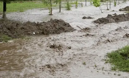 Ak-Talaa ilçesi'nde çamur akıntısı temizleme çalışmaları devam ediyor