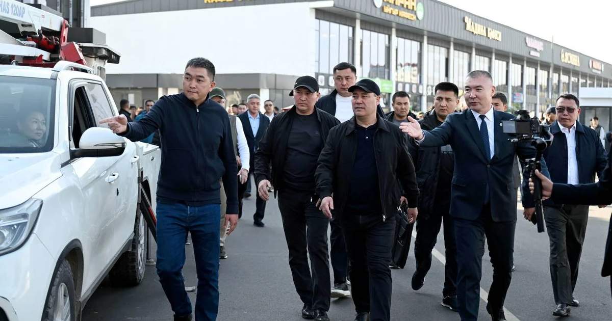 Sadır Caparov, yeni "Madina" pazarını ziyaret etti ve tüccarlarla görüştü