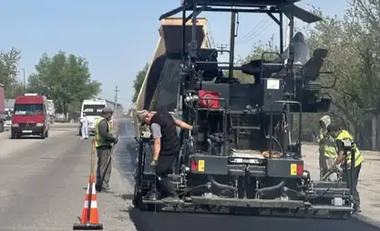 Manas-Kamışanovka yolunda asfaltlama çalışmaları devam ediyor