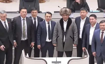 Milletvekilleri, eski Meclis Başkanına veda ederken ona çapan ve tebetey giydirdiler