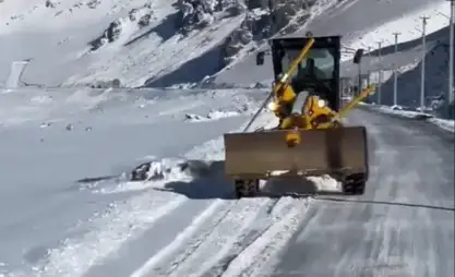 Dağ geçitlerindeki yollar kardan temizlendi, trafik yeniden açıldı