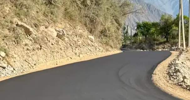 Batken bölgesi'ndeki Zardalı köyüne giden 6,4 km'lik yolun asfaltlama çalışmaları tamamlandı