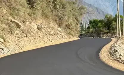 Batken bölgesi'ndeki Zardalı köyüne giden 6,4 km'lik yolun asfaltlama çalışmaları tamamlandı