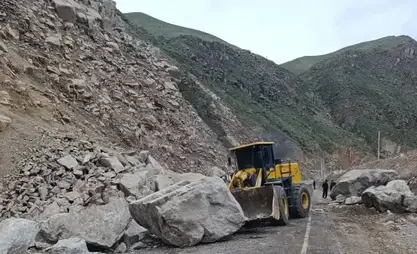Kuzey-Güney otoyolu'nda kaya düşmesi