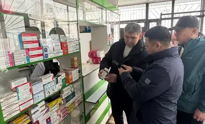 Sağlık Bakanı, Celal-Abad'daki bir eczanede kayıt dışı ilaçlar tespit etti
