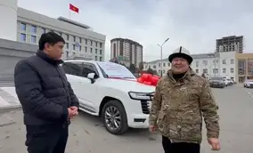 Oş Belediye Başkanı, kendisine hediye edilen arabayı şehre devretti