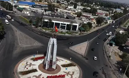 Tokmok şehri sakinleri, Bişkek-Narın-Torugart karayolunun tehlikeli bölümlerine trafik ışığı takılmasını talep ediyor