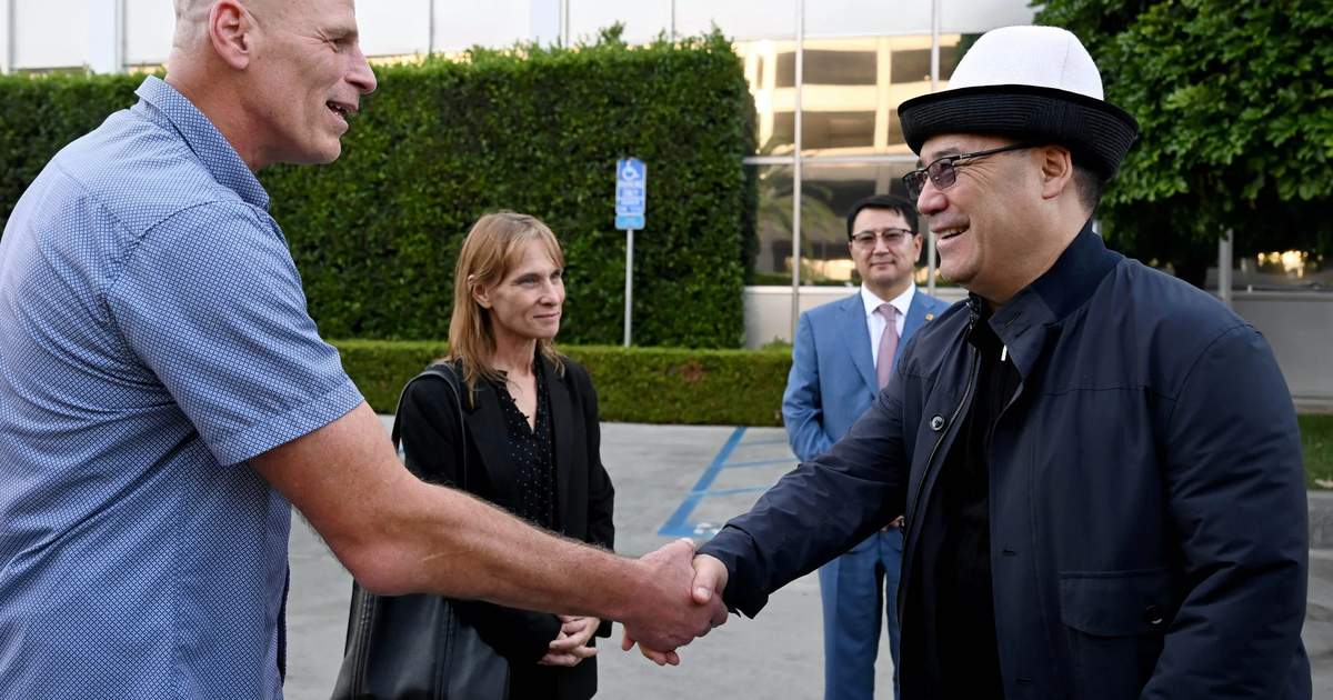 Sadır Caparov, Kaliforniya'daki SpaceX üretim tesisini ziyaret etti